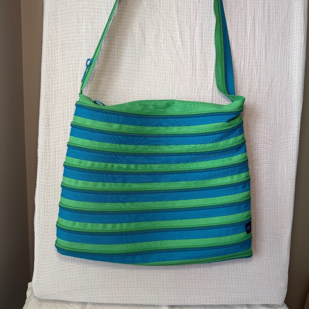Zip it Brand Multiple Blue & Green Zipper Cross Body Purse Y2k kids, Academia
